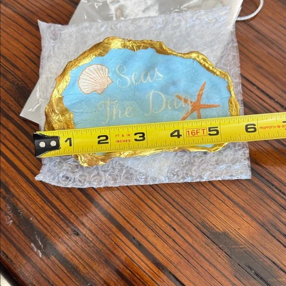 Painted Oyster Shell - Picture 2 of 4